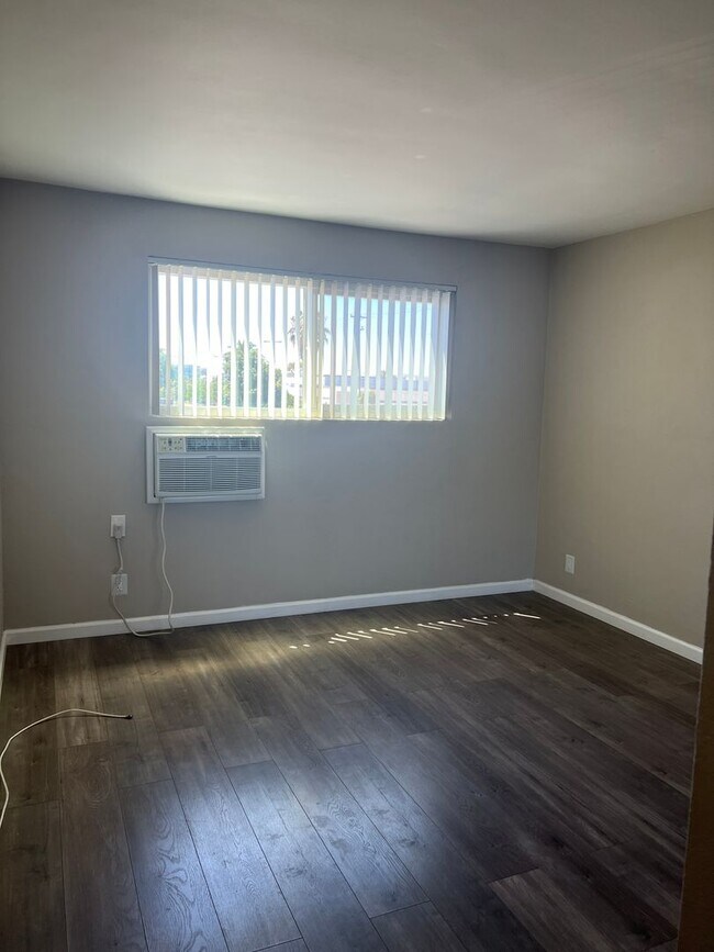 Building Photo - Remodeled, Spacious and Bright 1 Bedroom