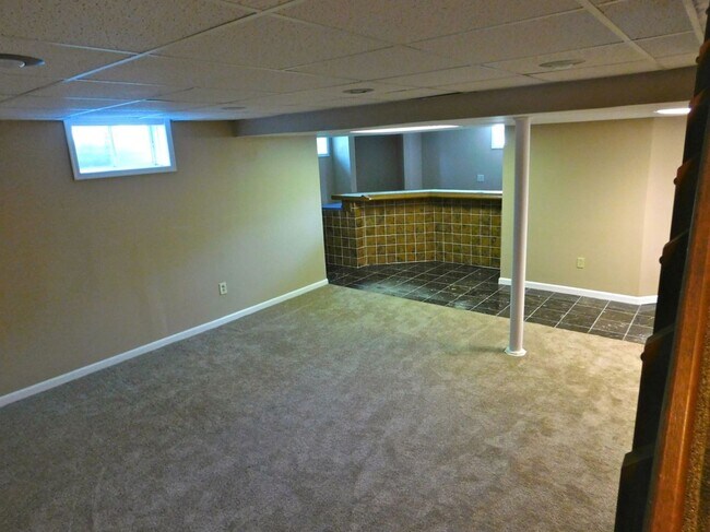 Building Photo - 5 acres and a Large 6 bedroom house. Extra garages and sheds.