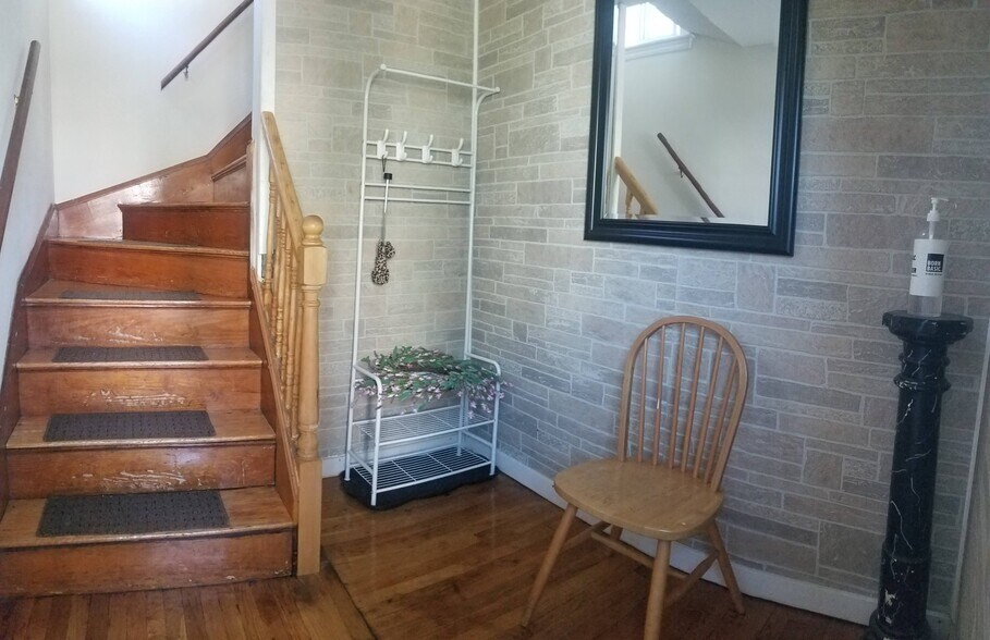 Mud room by the front entrance - 61 Hooker St