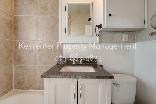 Building Photo - Charming 2-Bed, 1-Bath Upstairs Duplex Near the Paseo District