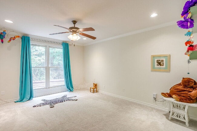 Building Photo - Private 4 Bedroom Retreat for Lease