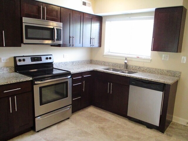 Building Photo - 9376 Bay Colony Dr