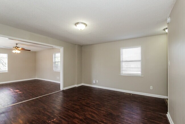 Building Photo - 3117 Parkwood Rd