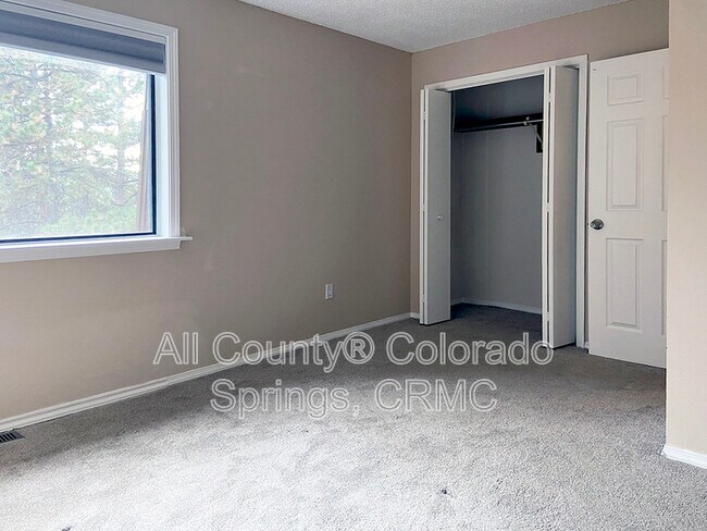 Building Photo - 550 Manor Ct