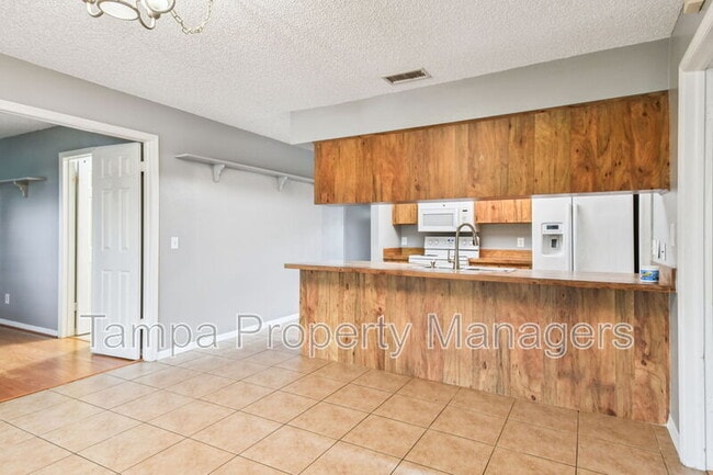 Building Photo - 16214 Pebblebrook Dr