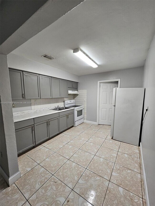 Building Photo - 3 bedroom in North Miami FL 33161