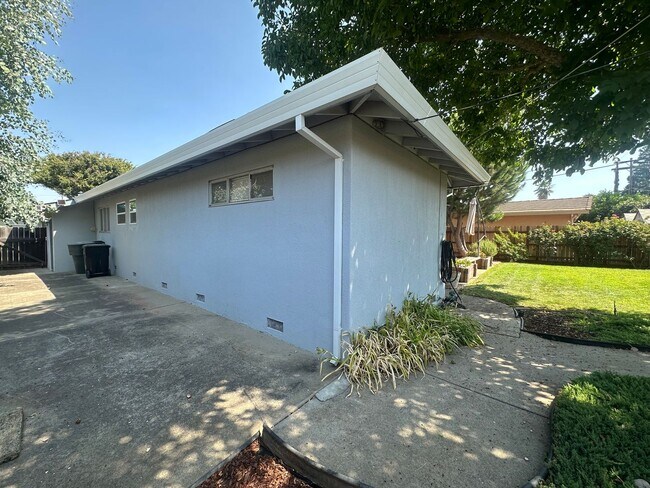 Building Photo - 4 Bedroom 2 Bathroom Home with Landscaped ...