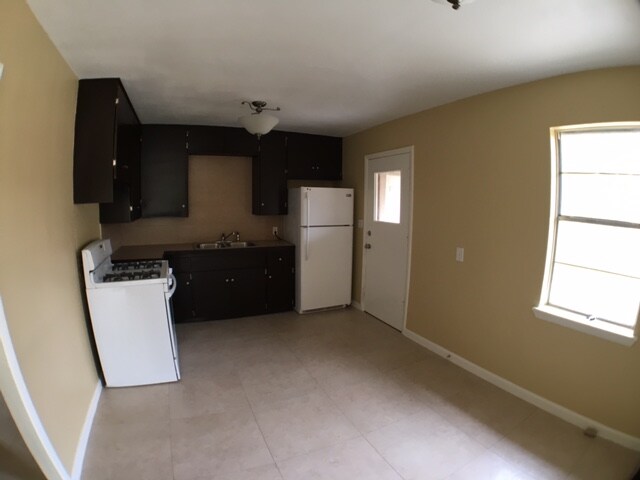 Building Photo - 823 S 17th Ave