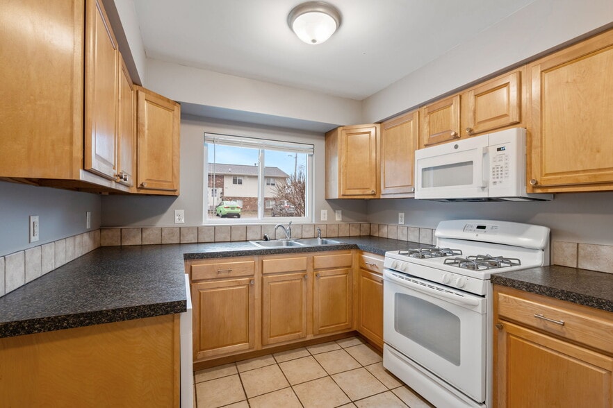 Primary Photo - 835 Grand Ave NE