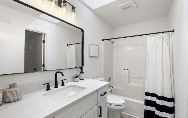 Building Photo - 13619 Sandy Point E NW