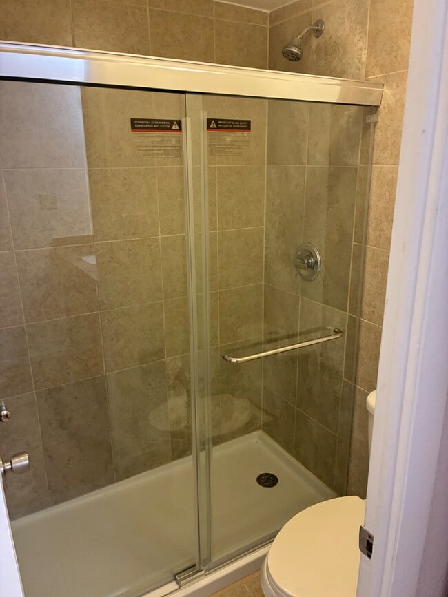 Building Photo - Beautiful Updated 1 Bedroom 1 Bathroom - Huge Living Room!