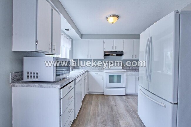 Building Photo - 3 Bed, 2 Bath Home Off SR 500 at NE 54th A...