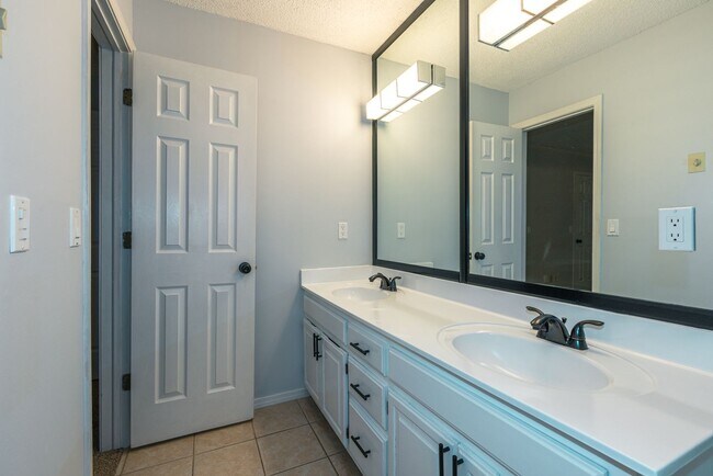 Building Photo - Newly Renovated 4 Bed / 3.5 Bath in Tulsa ...