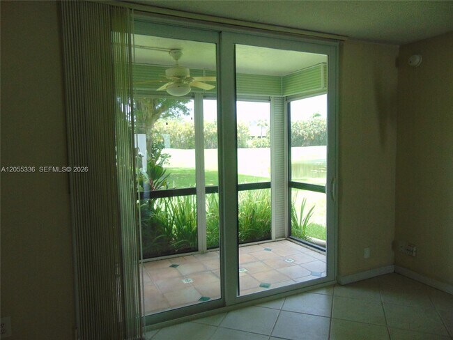 Building Photo - 9811 N Hollybrook Lake Dr
