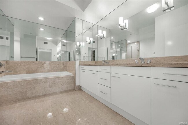 Primary Photo - 13600 Marina Pointe Dr