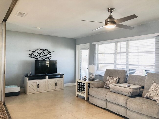 Building Photo - Experience this Short Term Furnished Off season Single Family 2/2 Pool home.