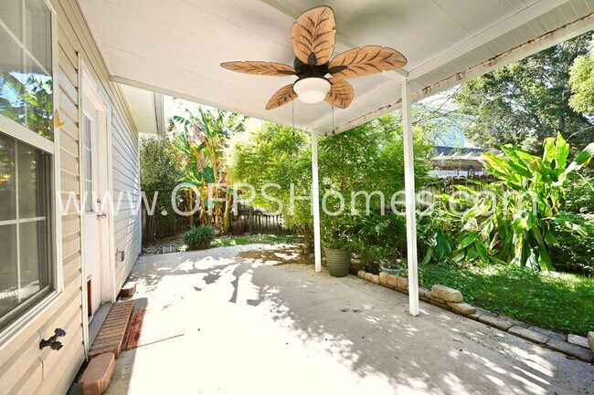 Building Photo - 933 Scenic Oak Ln