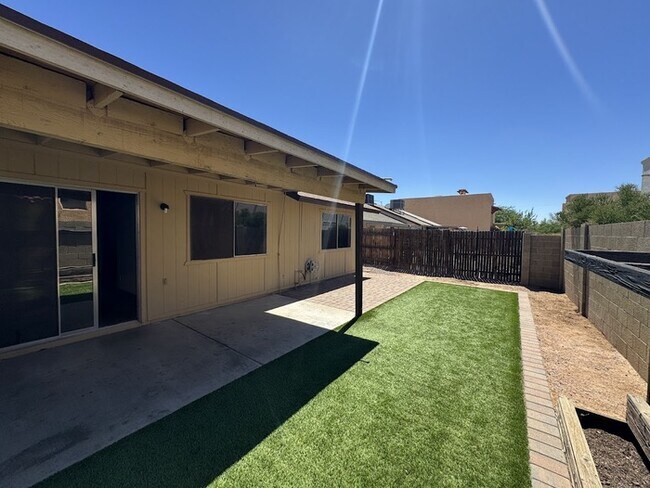 Building Photo - North Phoenix 2 bedroom Duplex