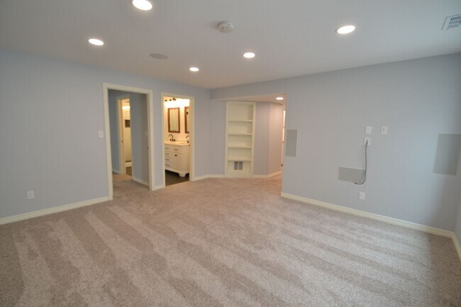 Building Photo - 5 Bed 3.5 Bath 3 Car Garage with AC