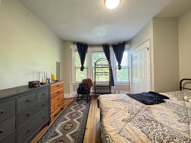 Building Photo - Charming 2BR in East Rock | Hot Water Included | Walk to Yale & SOM