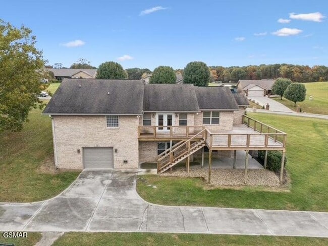 Building Photo - Spacious & Grand Living!!!