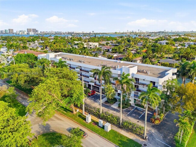 Building Photo - 2370 NE 135th St