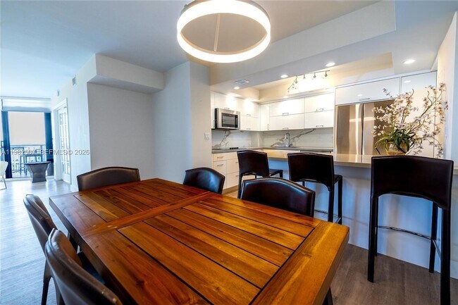 Building Photo - 2000 Towerside Terrace