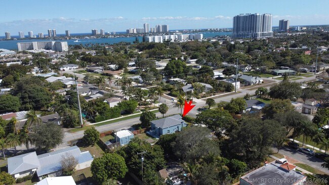 Building Photo - 301 Hawthorne Dr