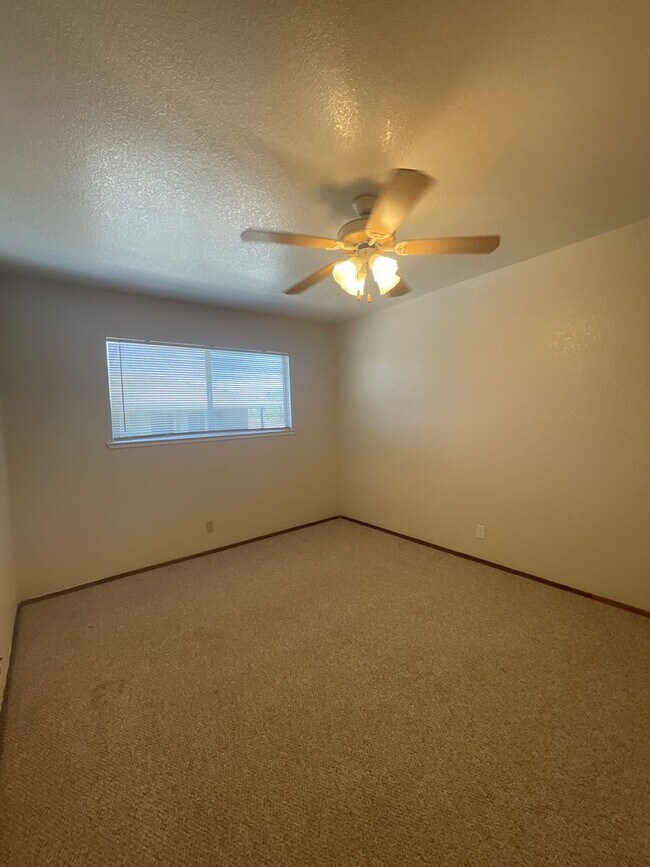 Building Photo - 2 Bedroom, 1 Bath Apartment