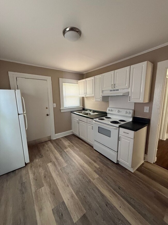 Building Photo - Duplex on Higgs St