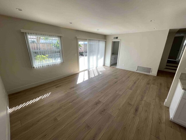 Building Photo - COMPLETELY REMODELED WOODLAND HILLS POOL HOME!