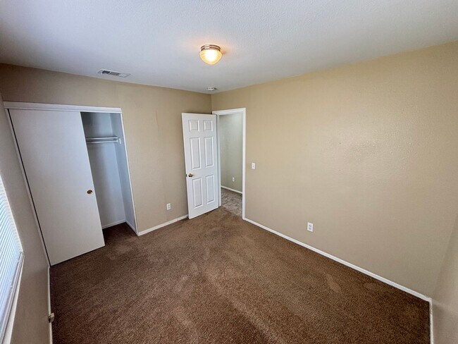 Building Photo - Gorgeous 4Bed/2Bath Home located in Sunris...