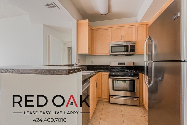 Building Photo - 884 Palm Ave