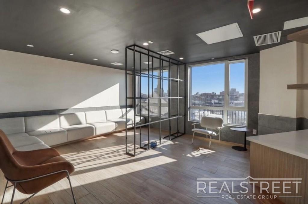 Building Photo - Stunning 2Bed 2Bath Apt with Private Balcony Prime location off the L next to McCarren Park