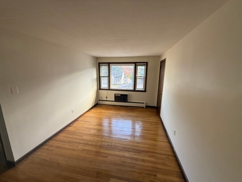 Building Photo - 372 Park St