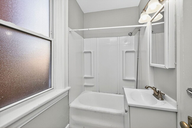 Building Photo - 2359 Stratford Ave