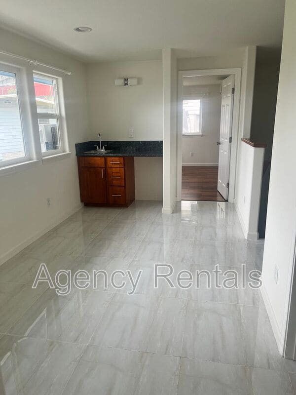 Building Photo - 948 Spencer St