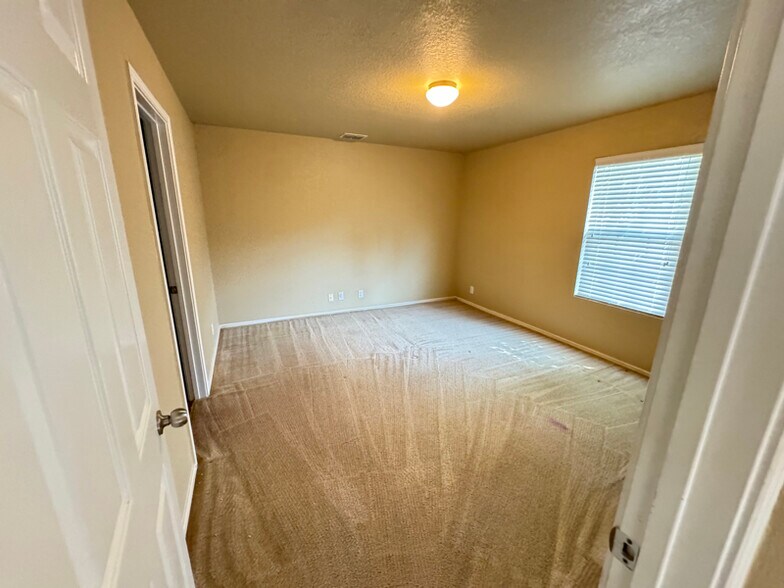 Building Photo - 1411 Dry Eagle