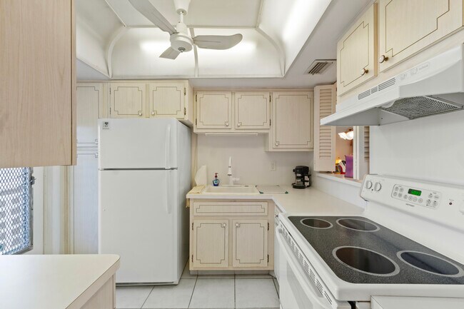 Building Photo - 1333 E Hallandale Beach Blvd