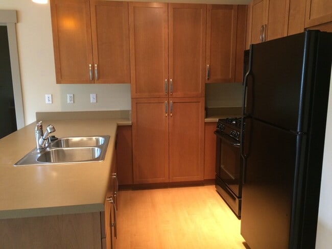 Building Photo - Bright Top-Floor Condo in the Heart of the...
