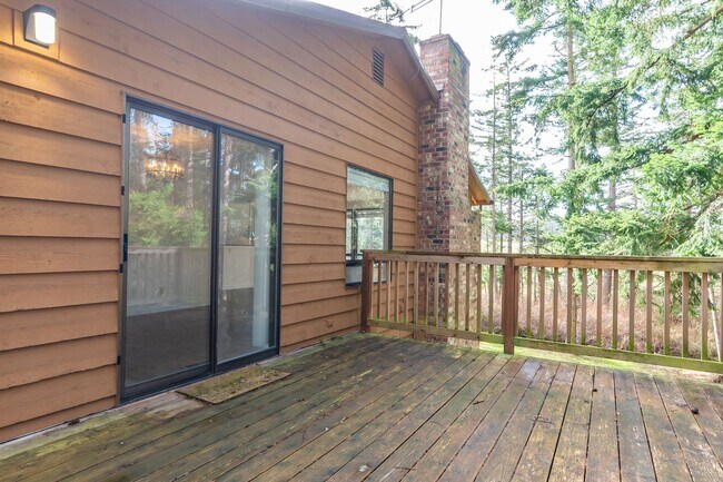 Building Photo - Large Private Rural Home Just West of Downtown Oak Harbor on 5 acres