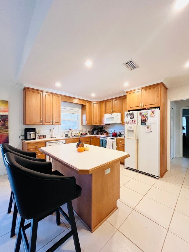 Building Photo - Fabulous 3 Bed/2 Bath with 2 car garage home