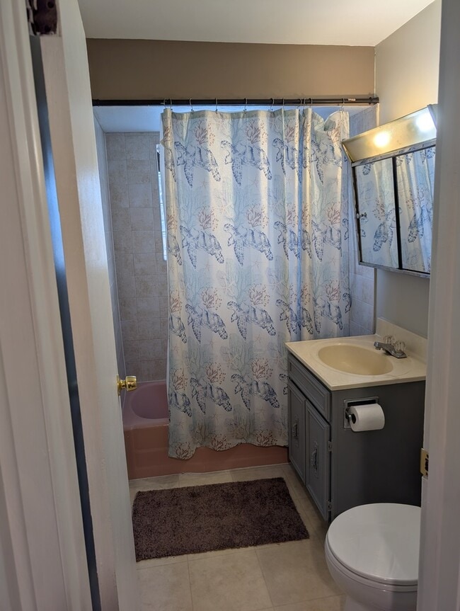 Building Photo - 208 Dee Rd