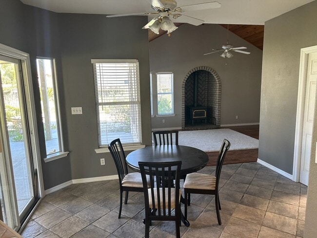 Building Photo - 511 Lone Oak Ct