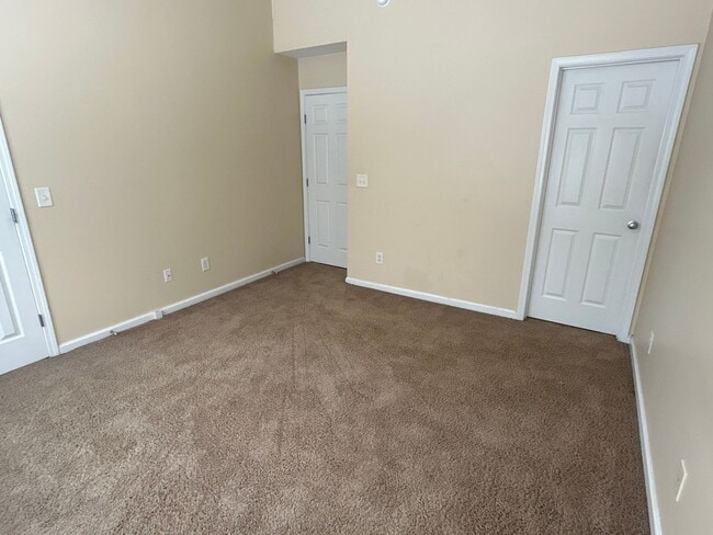 Building Photo - 2 Bed | 2.5 Bath End Unit Townhome in Rale...