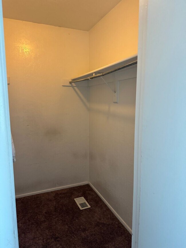 Building Photo - Beautiful 4-Bedroom, 2-Bath Home with Classic Layout and Large Yard