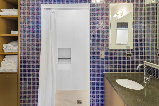 Building Photo - Downtown Anchorage Two Bedroom Two Bath wi...