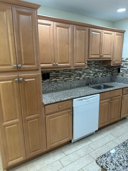 Building Photo - 167 Amberly Dr