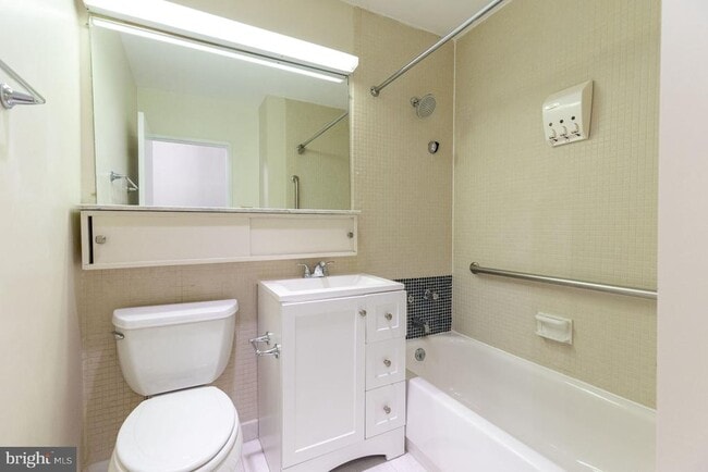 Building Photo - 204 M St SW