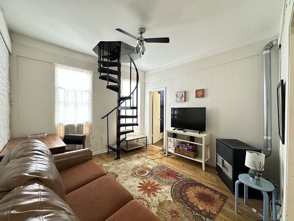 Building Photo - 2141 W Webster Ave